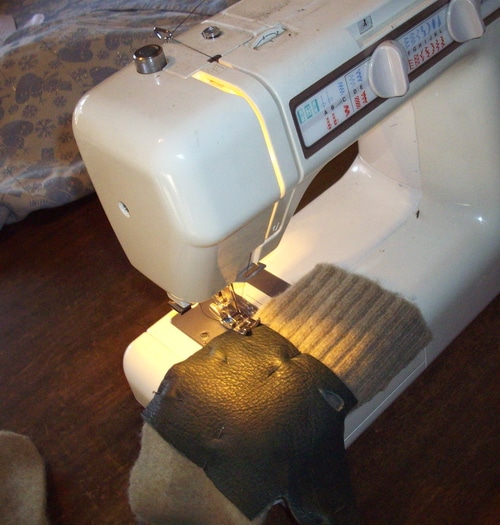 Mittens sewing on the leather palms