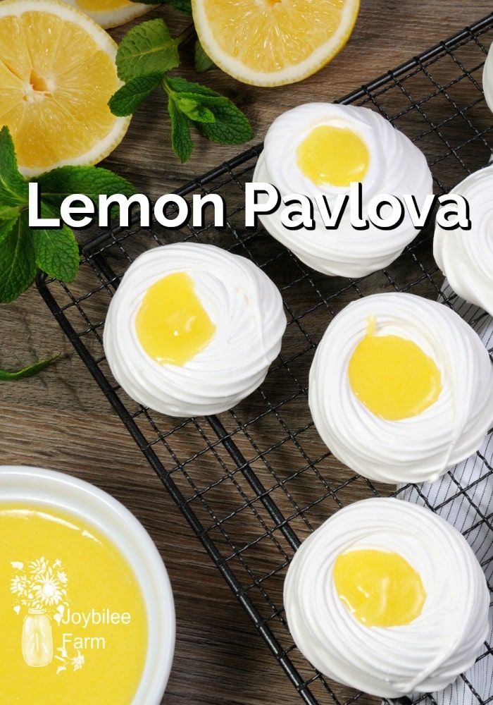 Mini meringues with lemon curd