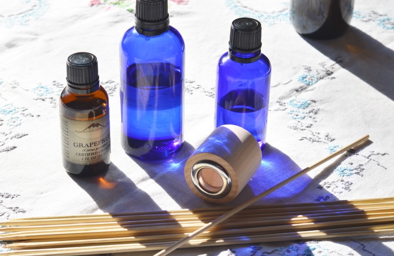 In summer the gross smells seem to hang around a little longer. The more hot and humid it is the more off-smells seem to cling. But don’t grab the toxic solid air fresheners or sprays. Instead make a reed diffuser and freshen indoor air with natural botanical essential oils. You can make one in less than 5 minutes.