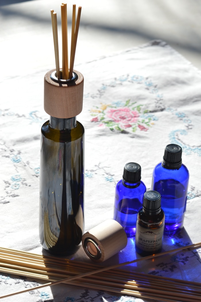 In summer the gross smells seem to hang around a little longer. The more hot and humid it is the more off-smells seem to cling. But don’t grab the toxic solid air fresheners or sprays. Instead make a reed diffuser and freshen indoor air with natural botanical essential oils. You can make one in less than 5 minutes.