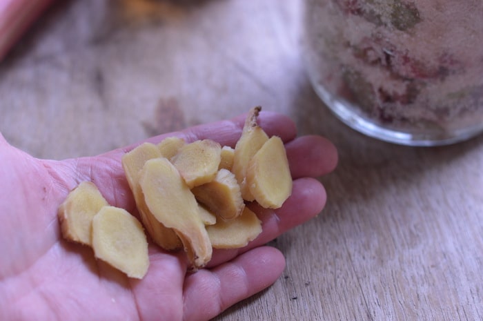 sliced ginger